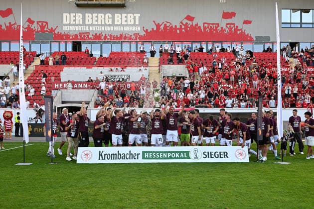 23.05.2026, xpsx, Fußball Finale Hessenpokal, SG Barockstadt Fulda-Lehnerz - SV Wehen Wiesbaden v.l. Jubel, Freude über den Pokalsieg Siegerfoto mit dem Pokal mit Sascha Mockenhaupt (SV Wehen Wiesbaden) (DFL DFB REGULATIONS PROHIBIT ANY USE OF PHOTOGRAPHS as IMAGE SEQUENCES and or QUASI-VIDEO) Offenbach
