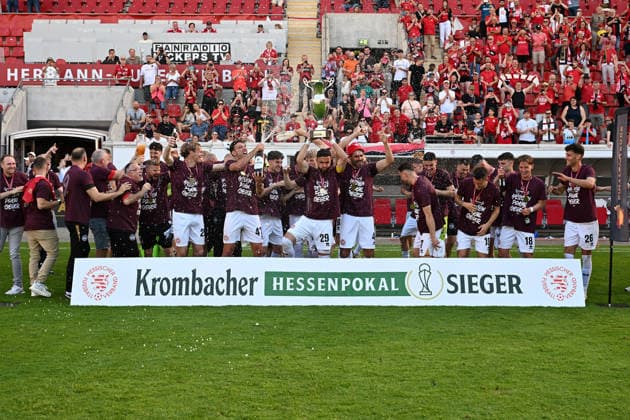 23.05.2026, xpsx, Fußball Finale Hessenpokal, SG Barockstadt Fulda-Lehnerz - SV Wehen Wiesbaden v.l. Jubel, Freude über den Pokalsieg Siegerfoto mit dem Pokal mit Sascha Mockenhaupt (SV Wehen Wiesbaden) (DFL DFB REGULATIONS PROHIBIT ANY USE OF PHOTOGRAPHS as IMAGE SEQUENCES and or QUASI-VIDEO) Offenbach