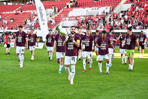 23.05.2026, xpsx, Fußball Finale Hessenpokal, SG Barockstadt Fulda-Lehnerz - SV Wehen Wiesbaden v.l. Jubel, Freude über den Pokalsieg Fatih Kaya (SV Wehen Wiesbaden) (DFL DFB REGULATIONS PROHIBIT ANY USE OF PHOTOGRAPHS as IMAGE SEQUENCES and or QUASI-VIDEO) Offenbach