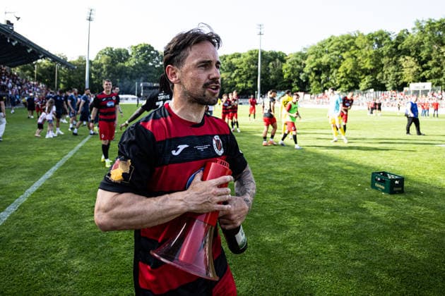 Finaltag der Amateure 2026: SC Fortuna Köln - FC Viktoria Köln; Sportpark Höhenberg, Köln; 23.05.2026 Simon Handle (FC Viktoria Köln, 7) bejubelt Sieg nach dem Spiel. Finaltag der Amateure 2026: SC Fortuna Köln - FC Viktoria Köln; Sportpark Höhenberg, Köln; 23.05.2026 Copyright: xBEAUTIFULxSPORTS Buriakovx