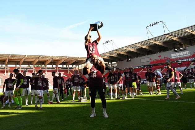 23.05.2026, xpsx, Fußball Finale Hessenpokal, SG Barockstadt Fulda-Lehnerz - SV Wehen Wiesbaden v.l. Jubel, Freude über den Pokalsieg Fatih Kaya (SV Wehen Wiesbaden) David Suarez (SV Wehen Wiesbaden) (DFL DFB REGULATIONS PROHIBIT ANY USE OF PHOTOGRAPHS as IMAGE SEQUENCES and or QUASI-VIDEO) Offenbach
