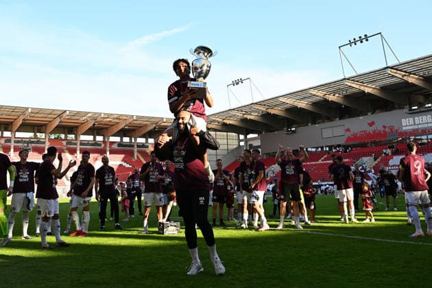 23.05.2026, xpsx, Fußball Finale Hessenpokal, SG Barockstadt Fulda-Lehnerz - SV Wehen Wiesbaden v.l. Jubel, Freude über den Pokalsieg Fatih Kaya (SV Wehen Wiesbaden) David Suarez (SV Wehen Wiesbaden) (DFL DFB REGULATIONS PROHIBIT ANY USE OF PHOTOGRAPHS as IMAGE SEQUENCES and or QUASI-VIDEO) Offenbach