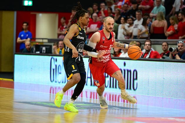Phillip Russel, Simon Krajcovic 2.Bundesliga Pro A, Play Off, Halbfinale 2. Spiel, 46ers, Basketball, Basketball Saison 2025 2026, BBL, Deutschland, Gießen 46ers Bozic Estriche Knights Kirchheim, Gießen in rot, Herren, Kirchheim schwarz