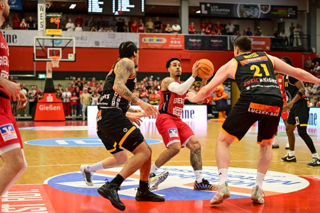 Daniel Norl 2.Bundesliga Pro A, Play Off, Halbfinale 2. Spiel, 46ers, Basketball, Basketball Saison 2025 2026, BBL, Deutschland, Gießen 46ers Bozic Estriche Knights Kirchheim, Gießen in rot, Herren, Kirchheim schwarz
