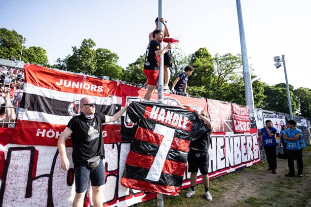 Finaltag der Amateure 2026: SC Fortuna Köln - FC Viktoria Köln; Sportpark Höhenberg, Köln; 23.05.2026 Simon Handle (FC Viktoria Köln, 7) bejubelt Sieg mit Fans nach dem Spiel. Finaltag der Amateure 2026: SC Fortuna Köln - FC Viktoria Köln; Sportpark Höhenberg, Köln; 23.05.2026 Copyright: xBEAUTIFULxSPORTS Buriakovx
