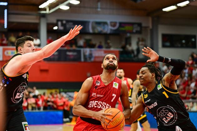 Kyle Castlin, Phillip Russel 2.Bundesliga Pro A, Play Off, Halbfinale 2. Spiel, 46ers, Basketball, Basketball Saison 2025 2026, BBL, Deutschland, Gießen 46ers Bozic Estriche Knights Kirchheim, Gießen in rot, Herren, Kirchheim schwarz