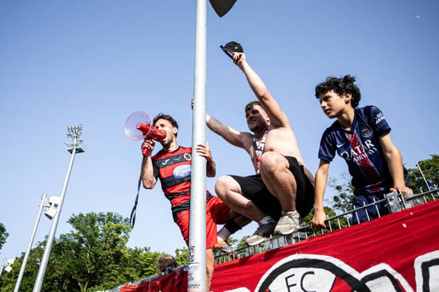 Finaltag der Amateure 2026: SC Fortuna Köln - FC Viktoria Köln; Sportpark Höhenberg, Köln; 23.05.2026 Simon Handle (FC Viktoria Köln, 7) bejubelt Sieg mit Fans nach dem Spiel. Finaltag der Amateure 2026: SC Fortuna Köln - FC Viktoria Köln; Sportpark Höhenberg, Köln; 23.05.2026 Copyright: xBEAUTIFULxSPORTS Buriakovx