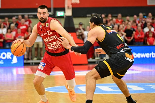 Viktor Kovacevic, Tylan Pope 2.Bundesliga Pro A, Play Off, Halbfinale 2. Spiel, 46ers, Basketball, Basketball Saison 2025 2026, BBL, Deutschland, Gießen 46ers Bozic Estriche Knights Kirchheim, Gießen in rot, Herren, Kirchheim schwarz