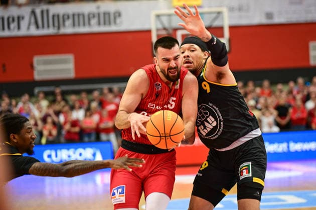 Viktor Kovacevic, Tylan Pope 2.Bundesliga Pro A, Play Off, Halbfinale 2. Spiel, 46ers, Basketball, Basketball Saison 2025 2026, BBL, Deutschland, Gießen 46ers Bozic Estriche Knights Kirchheim, Gießen in rot, Herren, Kirchheim schwarz
