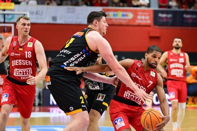 Nicolas Bretzel, Kyle Castlin 2.Bundesliga Pro A, Play Off, Halbfinale 2. Spiel, 46ers, Basketball, Basketball Saison 2025 2026, BBL, Deutschland, Gießen 46ers Bozic Estriche Knights Kirchheim, Gießen in rot, Herren, Kirchheim schwarz
