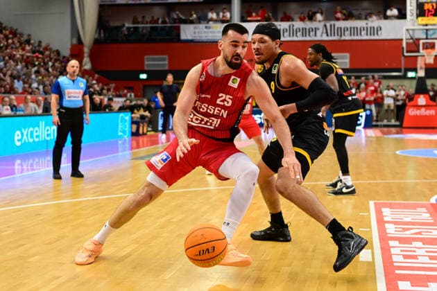 Viktor Kovacevic, Tylan Pope 2.Bundesliga Pro A, Play Off, Halbfinale 2. Spiel, 46ers, Basketball, Basketball Saison 2025 2026, BBL, Deutschland, Gießen 46ers Bozic Estriche Knights Kirchheim, Gießen in rot, Herren, Kirchheim schwarz