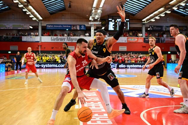 Viktor Kovacevic, Tylan Pope 2.Bundesliga Pro A, Play Off, Halbfinale 2. Spiel, 46ers, Basketball, Basketball Saison 2025 2026, BBL, Deutschland, Gießen 46ers Bozic Estriche Knights Kirchheim, Gießen in rot, Herren, Kirchheim schwarz