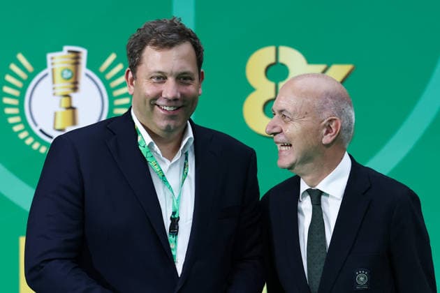DFB Pokalfinale - FC Bayern München - VfB Stuttgart am 23.05.2026 im Olympiastadion in Berlin Finanzminister Lars Klingbeil (l, SPD) und ernd Neuendorf, Präsident des Deutschen Fußball-Bundes (DFB) auf dem grünen Teppich.