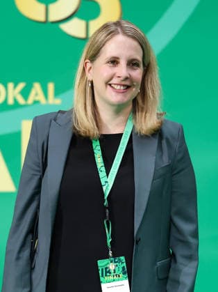 DFB Pokalfinale - FC Bayern München - VfB Stuttgart am 23.05.2026 im Olympiastadion in Berlin Bundesbauministerin Verena Hubertz (SPD) auf dem grünen Teppich.