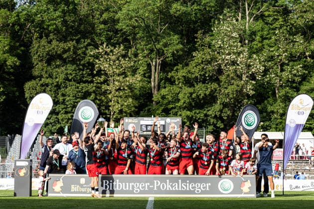 Finaltag der Amateure 2026: SC Fortuna Köln - FC Viktoria Köln; Sportpark Höhenberg, Köln; 23.05.2026 FC Viktoria Köln während der Siegerehrung mit dem Pokal, Simon Handle (FC Viktoria Köln, 7) Finaltag der Amateure 2026: SC Fortuna Köln - FC Viktoria Köln; Sportpark Höhenberg, Köln; 23.05.2026 Copyright: xBEAUTIFULxSPORTS Buriakovx