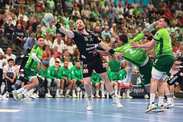 Maciej Gebala (HC Erlangen, 77) streckt sich im Zweikampf mit Jona Schoch (HSG Wetzlar, 22) nach dem Ball GER, HSG Wetzlar vs HC Erlangen, Handball, 1. Bundesliga, 32. Spieltag, Spielzeit 2025 2026, 23.05.2026 GER, HSG Wetzlar vs HC Erlangen, Handball, 1. Bundesliga, 32. Spieltag, Spielzeit 2025 2026, 23.05.2026 Wetzlar Copyright: xEibner-Pressefoto RenexWeissx EP_RWS