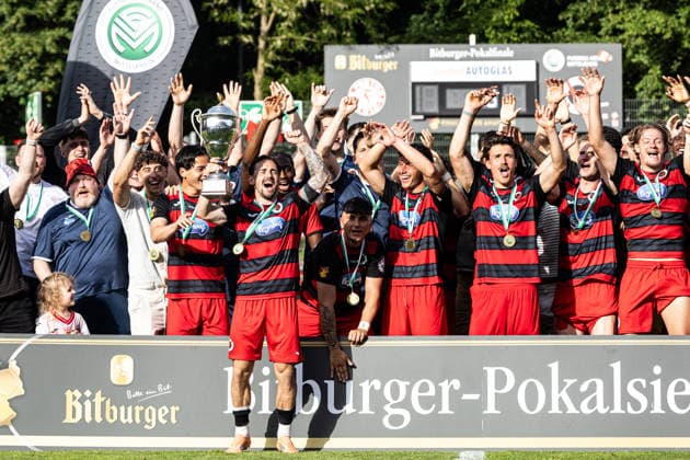 Finaltag der Amateure 2026: SC Fortuna Köln - FC Viktoria Köln; Sportpark Höhenberg, Köln; 23.05.2026 FC Viktoria Köln während der Siegerehrung mit dem Pokal, Simon Handle (FC Viktoria Köln, 7) Finaltag der Amateure 2026: SC Fortuna Köln - FC Viktoria Köln; Sportpark Höhenberg, Köln; 23.05.2026 Copyright: xBEAUTIFULxSPORTS Buriakovx