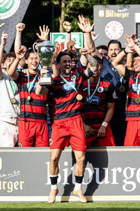 Finaltag der Amateure 2026: SC Fortuna Köln - FC Viktoria Köln; Sportpark Höhenberg, Köln; 23.05.2026 FC Viktoria Köln während der Siegerehrung mit dem Pokal, Simon Handle (FC Viktoria Köln, 7) Finaltag der Amateure 2026: SC Fortuna Köln - FC Viktoria Köln; Sportpark Höhenberg, Köln; 23.05.2026 Copyright: xBEAUTIFULxSPORTS Buriakovx