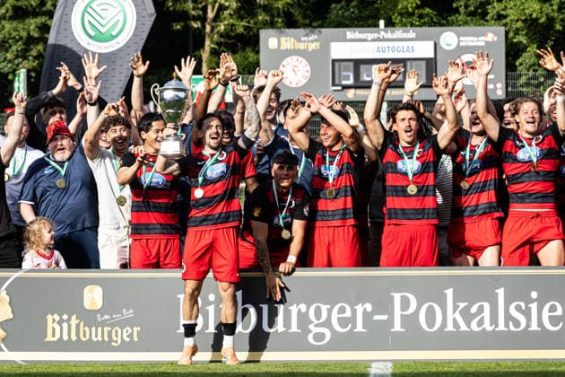 Finaltag der Amateure 2026: SC Fortuna Köln - FC Viktoria Köln; Sportpark Höhenberg, Köln; 23.05.2026 FC Viktoria Köln während der Siegerehrung mit dem Pokal, Simon Handle (FC Viktoria Köln, 7) Finaltag der Amateure 2026: SC Fortuna Köln - FC Viktoria Köln; Sportpark Höhenberg, Köln; 23.05.2026 Copyright: xBEAUTIFULxSPORTS Buriakovx