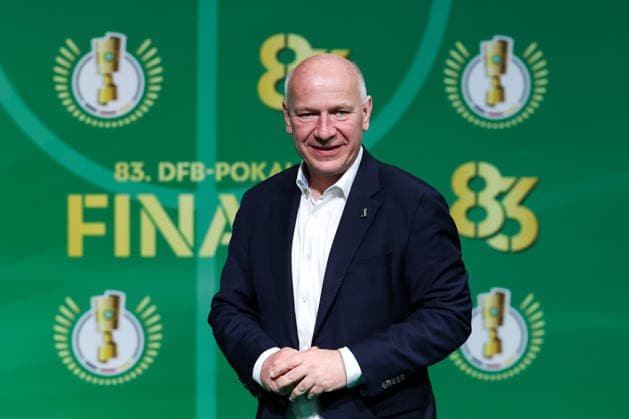 DFB Pokalfinale - FC Bayern München - VfB Stuttgart am 23.05.2026 im Olympiastadion in Berlin Berlins Regierender Bürgermeister Kai Wegner (CDU) auf dem grünen Teppich.