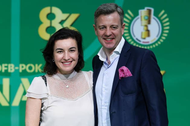 DFB Pokalfinale - FC Bayern München - VfB Stuttgart am 23.05.2026 im Olympiastadion in Berlin Katherina Reiche (l, CDU), Bundeswirtschaftsministerinn mit Begleitung auf dem grünen Teppich.