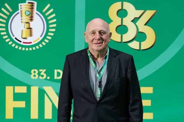 DFB Pokalfinale - FC Bayern München - VfB Stuttgart am 23.05.2026 im Olympiastadion in Berlin Dieter Hoeneß auf dem grünen Teppich.