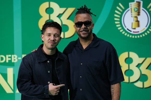 DFB Pokalfinale - FC Bayern München - VfB Stuttgart am 23.05.2026 im Olympiastadion in Berlin Nico Santos (l) und Patrick Owomoyela auf dem grünen Teppich.
