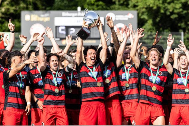 Finaltag der Amateure 2026: SC Fortuna Köln - FC Viktoria Köln; Sportpark Höhenberg, Köln; 23.05.2026 FC Viktoria Köln während der Siegerehrung mit dem Pokal, Leonhard Münst (FC Viktoria Köln, 5). Finaltag der Amateure 2026: SC Fortuna Köln - FC Viktoria Köln; Sportpark Höhenberg, Köln; 23.05.2026 Copyright: xBEAUTIFULxSPORTS Buriakovx