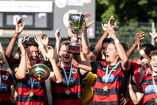 Finaltag der Amateure 2026: SC Fortuna Köln - FC Viktoria Köln; Sportpark Höhenberg, Köln; 23.05.2026 FC Viktoria Köln während der Siegerehrung mit dem Pokal, Tobias Eisenhuth (FC Viktoria Köln, 6) Finaltag der Amateure 2026: SC Fortuna Köln - FC Viktoria Köln; Sportpark Höhenberg, Köln; 23.05.2026 Copyright: xBEAUTIFULxSPORTS Buriakovx