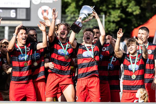 Finaltag der Amateure 2026: SC Fortuna Köln - FC Viktoria Köln; Sportpark Höhenberg, Köln; 23.05.2026 FC Viktoria Köln während der Siegerehrung mit dem Pokal, Lucas Wolf (FC Viktoria Köln, 21) Finaltag der Amateure 2026: SC Fortuna Köln - FC Viktoria Köln; Sportpark Höhenberg, Köln; 23.05.2026 Copyright: xBEAUTIFULxSPORTS Buriakovx
