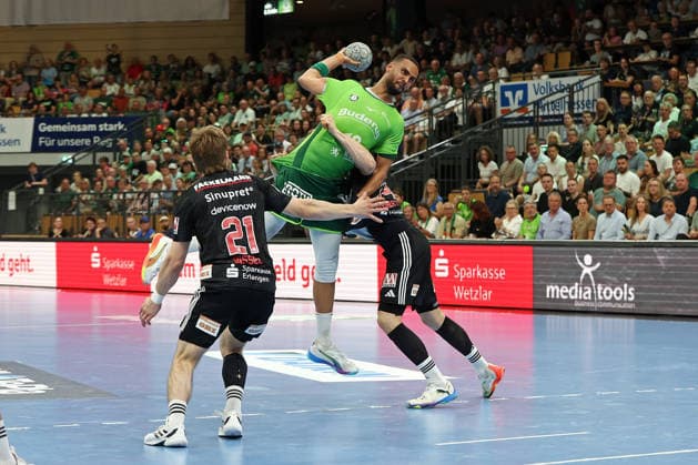 23.05.2026, xovx, Handball Daikin Handball-Bundesliga, HSG Wetzlar - HC Erlangen v.l. Christopher Bissel (HC Erlangen), Philipp Ahouansou (HSG Wetzlar), Christoph Steinert (HC Erlangen) Wetzlar Buderus Arena Hessen Deutschland (DE)