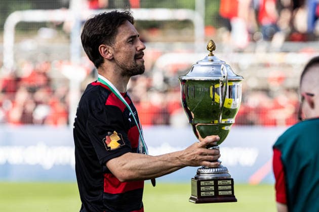 Finaltag der Amateure 2026: SC Fortuna Köln - FC Viktoria Köln; Sportpark Höhenberg, Köln; 23.05.2026 Simon Handle (FC Viktoria Köln, 7) mit dem Pokal. Finaltag der Amateure 2026: SC Fortuna Köln - FC Viktoria Köln; Sportpark Höhenberg, Köln; 23.05.2026 Copyright: xBEAUTIFULxSPORTS Buriakovx
