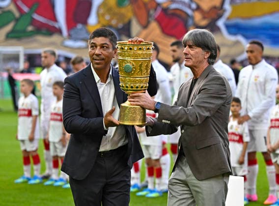 Sport Bilder des Tages 23.05.2026, Fussball DFB-Pokal 2025 2026, Finale, FC Bayern München - VfB Stuttgart, im Olympiastadion Berlin. Giovanni Elber (Bayern) und Joachim Löw (re, Deutschland) tragen den Pokal herein, ***DFL and DFB regulations prohibit any use of photographs as image sequences and or quasi-video.*** *** 23 05 2026, Football DFB Cup 2025 2026, Final, FC Bayern Munich VfB Stuttgart, in the Olympiastadion Berlin Giovanni Elber Bayern and Joachim Löw re, Germany carry the cup in, DFL and DFB regulations prohibit any use of photographs as image sequences and or quasi video