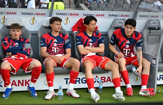 23.05.2026, Fussball DFB-Pokal 2025 2026, Finale, FC Bayern München - VfB Stuttgart, im Olympiastadion Berlin. v.l. Lennart Karl (FC Bayern München), Tom Bischof (Bayern München), Hiroki Ito (FC Bayern München) und Min-jae Kim (Bayern München, Minjae Kim) sitzen auf der Ersatzbank