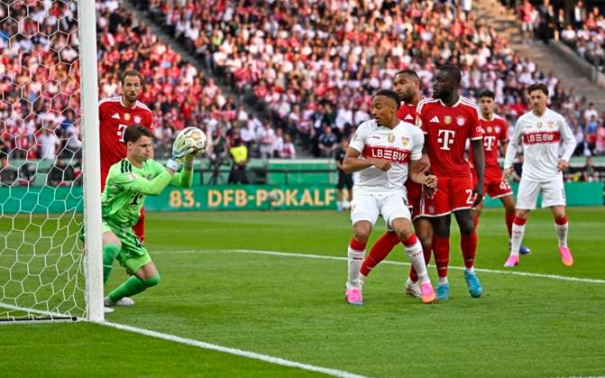 23.05.2026, Fussball DFB-Pokal 2025 2026, Finale, FC Bayern München - VfB Stuttgart, im Olympiastadion Berlin. Torwart Jonas Urbig (FC Bayern München) hält den Ball fest