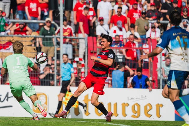 Lennart Winkler (Fortuna Koeln, 01) rettet vor Leonhard Muenst (Viktoria Köln, 05) n Fortuna Köln vs. FC Viktoria Köln, Fussball, Landespokal Mittelrhein 2025 26, Finale, Saison 2025 26, 23.05.2026, Fortuna Köln vs. FC Viktoria Köln, Fussball, Landespokal Mittelrhein, Finale, Saison 2025 26, 23.05.2026 Köln Copyright: xEibner-Pressefoto LukasxBaldygax EP_LBA