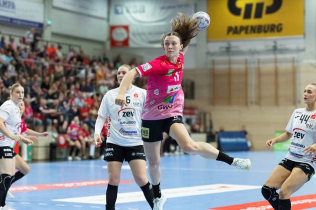 Laura Szabo (Zwickau, 6), Emma Hertha (Halle, 17), Julia Niewiadomska (Zwickau, 44), SV Union Halle-Neustadt vs. BSV Sachsen Zwickau, Handball Bundesliga Frauen, Play-Offs 5-11 Spieltag 6, Saison 2025 26, 23.05.2026 Halle SWH Arena Sachsen-Anhalt Deutschland