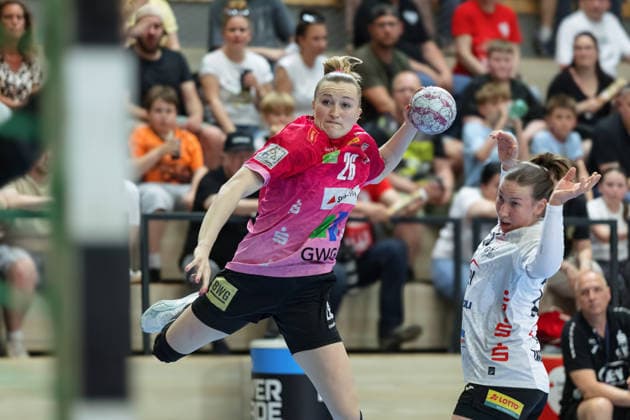 Cara Reuthal (Halle, 26), Zoe Stens (Zwickau, 73), SV Union Halle-Neustadt vs. BSV Sachsen Zwickau, Handball Bundesliga Frauen, Play-Offs 5-11 Spieltag 6, Saison 2025 26, 23.05.2026 Halle SWH Arena Sachsen-Anhalt Deutschland