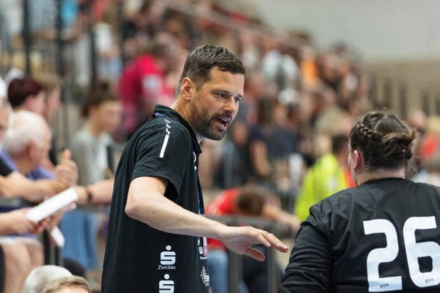 Trainer Norman Rentsch (Zwickau), Torhüterin Lilly-Charlott Meinel (Zwickau, 26), SV Union Halle-Neustadt vs. BSV Sachsen Zwickau, Handball Bundesliga Frauen, Play-Offs 5-11 Spieltag 6, Saison 2025 26, 23.05.2026 Halle SWH Arena Sachsen-Anhalt Deutschland