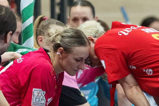 Lea Gruber (Halle, 19), Trainerin Ines Seidler (Halle), Bank, SV Union Halle-Neustadt vs. BSV Sachsen Zwickau, Handball Bundesliga Frauen, Play-Offs 5-11 Spieltag 6, Saison 2025 26, 23.05.2026 Halle SWH Arena Sachsen-Anhalt Deutschland