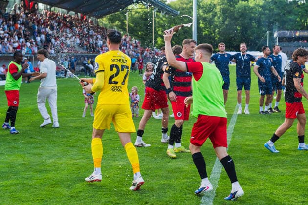Bierdusche fuer Pokalheld Arne Schulz (Viktoria Köln, 27) Fortuna Köln vs. FC Viktoria Köln, Fussball, Landespokal Mittelrhein 2025 26, Finale, Saison 2025 26, 23.05.2026, Fortuna Köln vs. FC Viktoria Köln, Fussball, Landespokal Mittelrhein, Finale, Saison 2025 26, 23.05.2026 Köln Copyright: xEibner-Pressefoto LukasxBaldygax EP_LBA