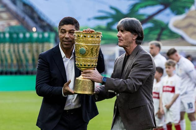 BERLIN, GERMANY - MAY 23: Giovane Elber and Jogi Loew (Löw, Low) carrying the DFB Pokal trophy before the DFB Pokal Final match between FC Bayern Muenchen vs. VfB Stuttgart at Olympic Stadium on May 23, 2026 in Berlin, Germany. DFB REGULATIONS PROHIBIT ANY USE OF PHOTOGRAPHS AS IMAGE SEQUENCES AND OR QUASI-VIDEO. Berlin Germany Copyright: xSteffiexWunderlx