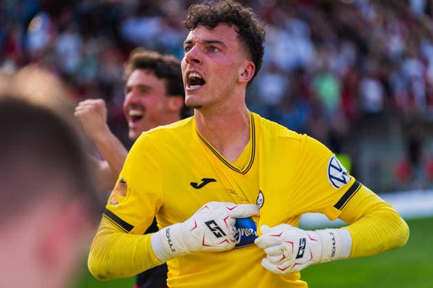 Arne Schulz (Viktoria Köln, 27) deutet aufs Logo Fortuna Köln vs. FC Viktoria Köln, Fussball, Landespokal Mittelrhein 2025 26, Finale, Saison 2025 26, 23.05.2026, Fortuna Köln vs. FC Viktoria Köln, Fussball, Landespokal Mittelrhein, Finale, Saison 2025 26, 23.05.2026 Köln Copyright: xEibner-Pressefoto LukasxBaldygax EP_LBA