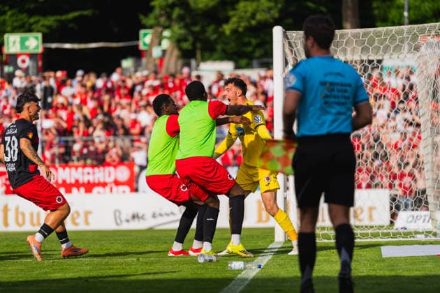 Arne Schulz (Viktoria Köln, 27) bejubelt den letzten gehaltenen Elfmeter Fortuna Köln vs. FC Viktoria Köln, Fussball, Landespokal Mittelrhein 2025 26, Finale, Saison 2025 26, 23.05.2026, Fortuna Köln vs. FC Viktoria Köln, Fussball, Landespokal Mittelrhein, Finale, Saison 2025 26, 23.05.2026 Köln Copyright: xEibner-Pressefoto LukasxBaldygax EP_LBA