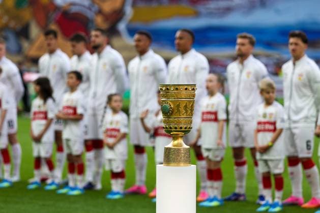 Der Pokal steht auf dem Spielfeld, FC Bayern Muenchen vs. VfB Stuttgart, Fussball, 83. DFB-Pokalfinale, 23.05.2026 DFL DFB regulations prohibit any use of photographs as image sequences and or quasi-video Berlin Berlin Deutschland