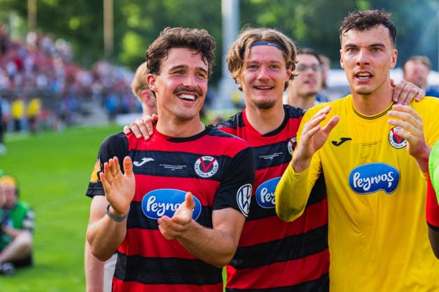 Leonhard Muenst (Viktoria Köln, 05), Tobias Eisenhuth (Viktoria Köln, 06) und Arne Schulz (Viktoria Köln, 27) jubeln vor den Fans Fortuna Köln vs. FC Viktoria Köln, Fussball, Landespokal Mittelrhein 2025 26, Finale, Saison 2025 26, 23.05.2026, Fortuna Köln vs. FC Viktoria Köln, Fussball, Landespokal Mittelrhein, Finale, Saison 2025 26, 23.05.2026 Köln Copyright: xEibner-Pressefoto LukasxBaldygax EP_LBA
