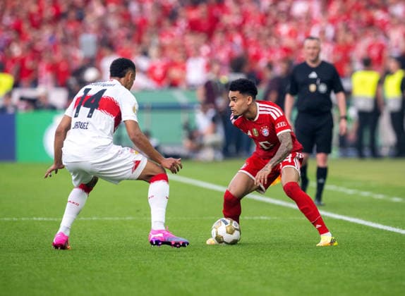 Fußball, Herren, Saison 2025 2026, 83. DFB-Pokal-Finale, FC Bayern München - VfB Stuttgart, v.l. Luca Jaquez (Stuttgart), Luis Diaz (Bayern München), 23.05. 2026, Copyright: xMatthiasxKochx
