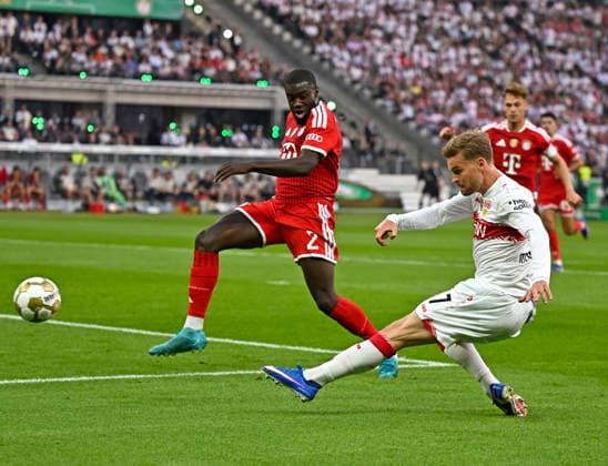 Sport Bilder des Tages 23.05.2026, Fussball DFB-Pokal 2025 2026, Finale, FC Bayern München - VfB Stuttgart, im Olympiastadion Berlin. v.l. Dayot Upamecano (FC Bayern München) gegen Maximilian Mittelstädt (Stuttgart)