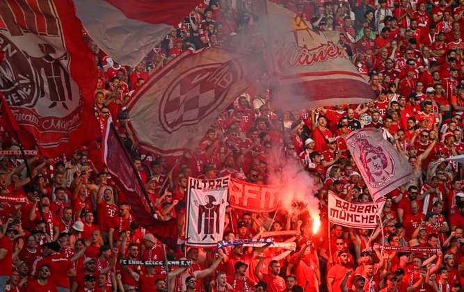 23.05.2026, Fussball DFB-Pokal 2025 2026, Finale, FC Bayern München - VfB Stuttgart, im Olympiastadion Berlin. Die Bayernfans feuern an