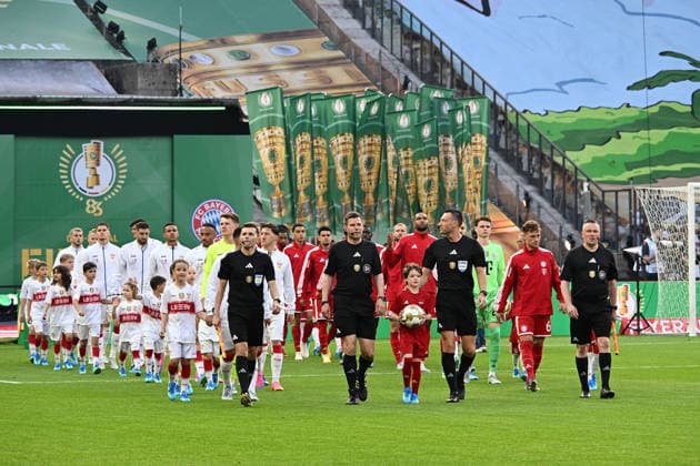 23.05.2026, xsltx, Fussball DFB Pokal Finale, FC Bayern München - VfB Stuttgart v.l. Schiedsrichter Referee Sven Jablonski führt die Mannschaften auf das Feld (DFL DFB REGULATIONS PROHIBIT ANY USE OF PHOTOGRAPHS as IMAGE SEQUENCES and or QUASI-VIDEO) Berlin